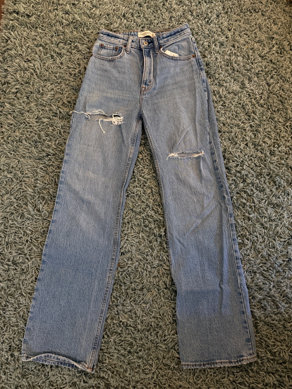 Abercrombie & Fitch 90’s Relaxed Jean - Light Blue Distressed